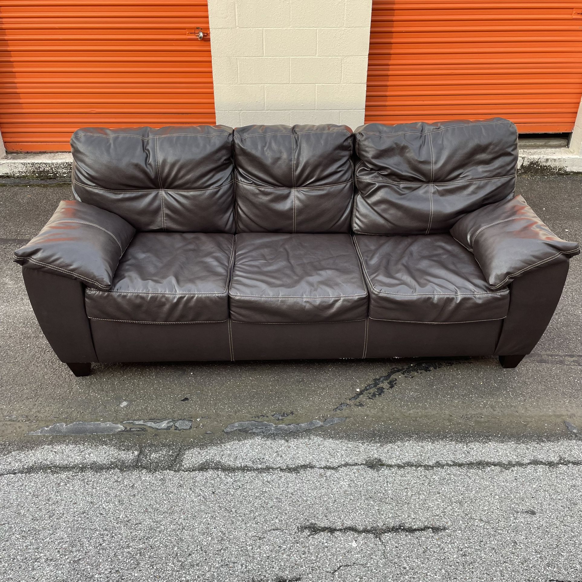 Beautiful Dark Brown Leather Couch In (Great Condition) 🟫🟫