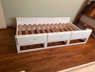 Twin bed w/ mattresses