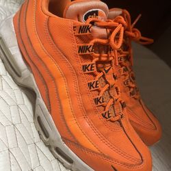 Size 8 Nike Air Maxes