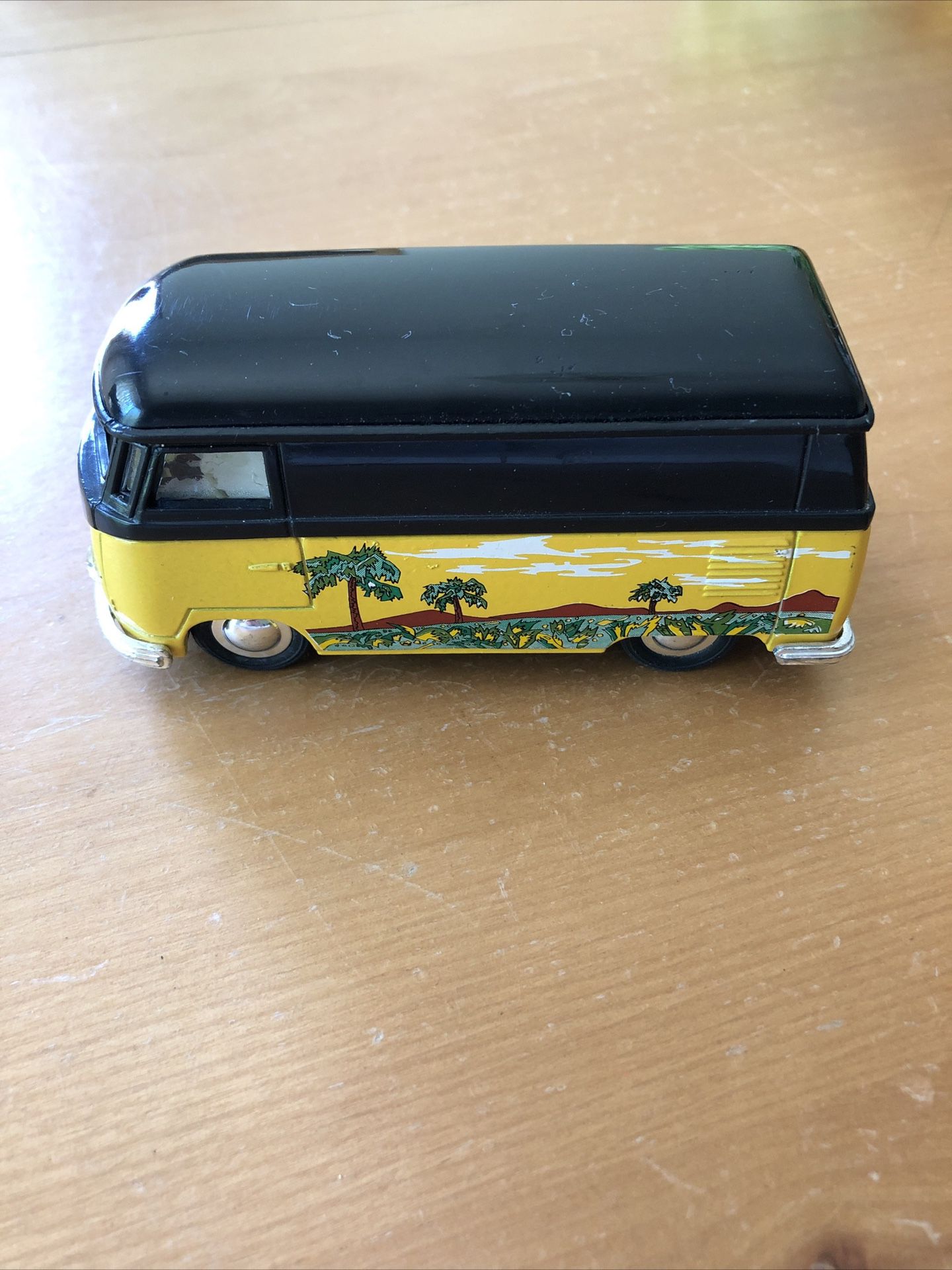 Sunny side VW Bus, Black & Yellow Pull Back - 1:32 Scale