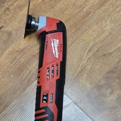 Milwaukee M12 Oscillating Multi-Tool