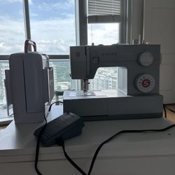 Sewing Machine With Desk 