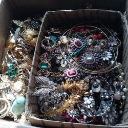 Large Flatrate Box Necklaces Broochs Few Bracelets
