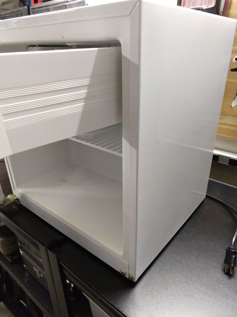 Haier HSW02 mini refrigerator 1.8 cu. ft. for Sale in Las Vegas, NV