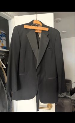 Lightly used complete tux for $20 !! w/ black tie and cummerbund