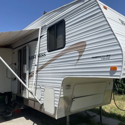 2005 WILDERNESS 5TH WHEEL TRAILER WITH DOUBLE SLIDE OUTS 25-FOOT LONG 