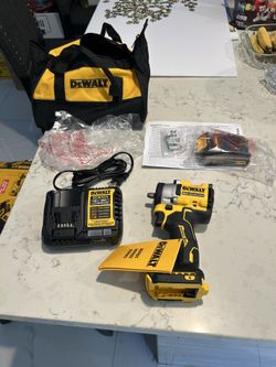 New Dewalt 20v MAX ATOMIC Lithium Ion cordless 3/8 Impact comes with charger and battery asking $300