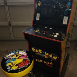 Pac-Man Arcade w/ Stool