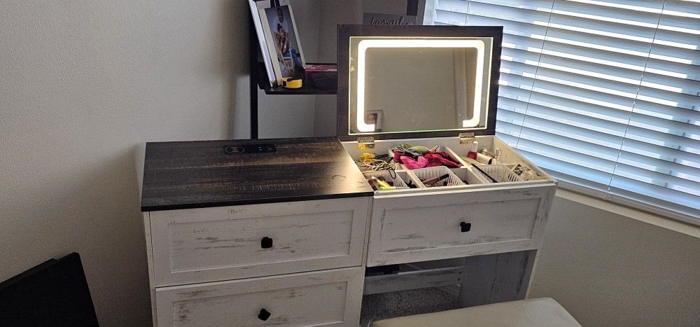 Vanity - w/mirror & Bench