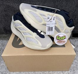 New Yeezy 700 V3 Sz8