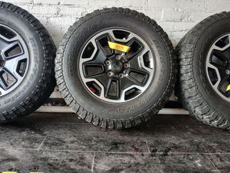 Awesome BF GoodRich Jeep Mud Terrain tires & Rimmz
