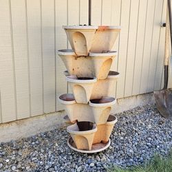 5. TIERED. PLANT. HOLDER