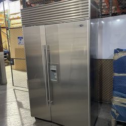 Sub Zero Refrigerator 48” 690/s With Water Ice Dispenser 