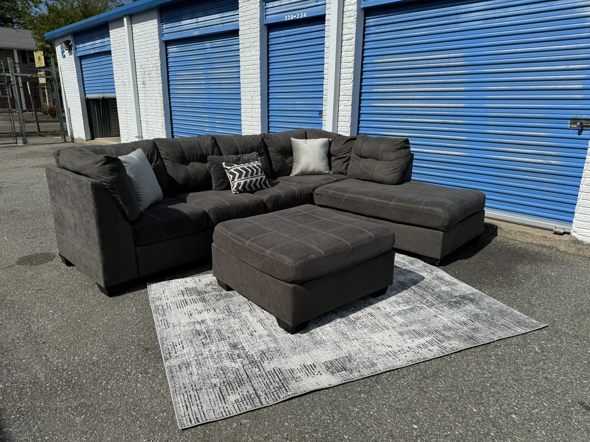 Hot Item !! Full Size Sectional W/ Pillows Rug And Ottoman