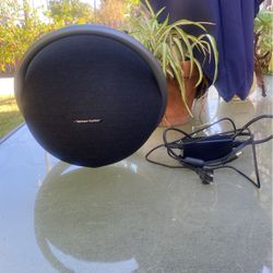 Harman kardon Bluetooth speaker Like new sounds awesome 