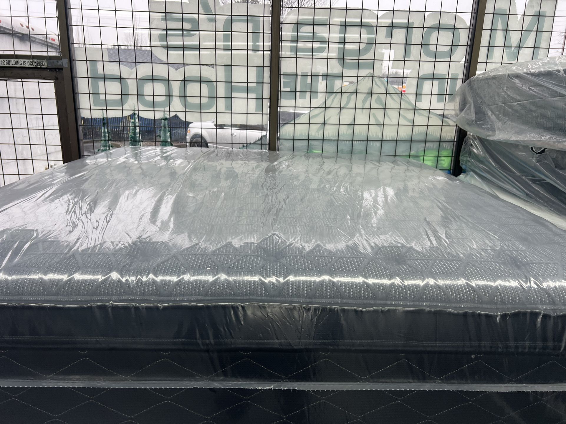 CALIFORNIA KING SIZE SEALY PILLOW TOP MATTRESS & BOX SPRINGS BED SET for Sale in Portland, OR