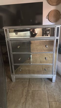 4 drawer Dresser