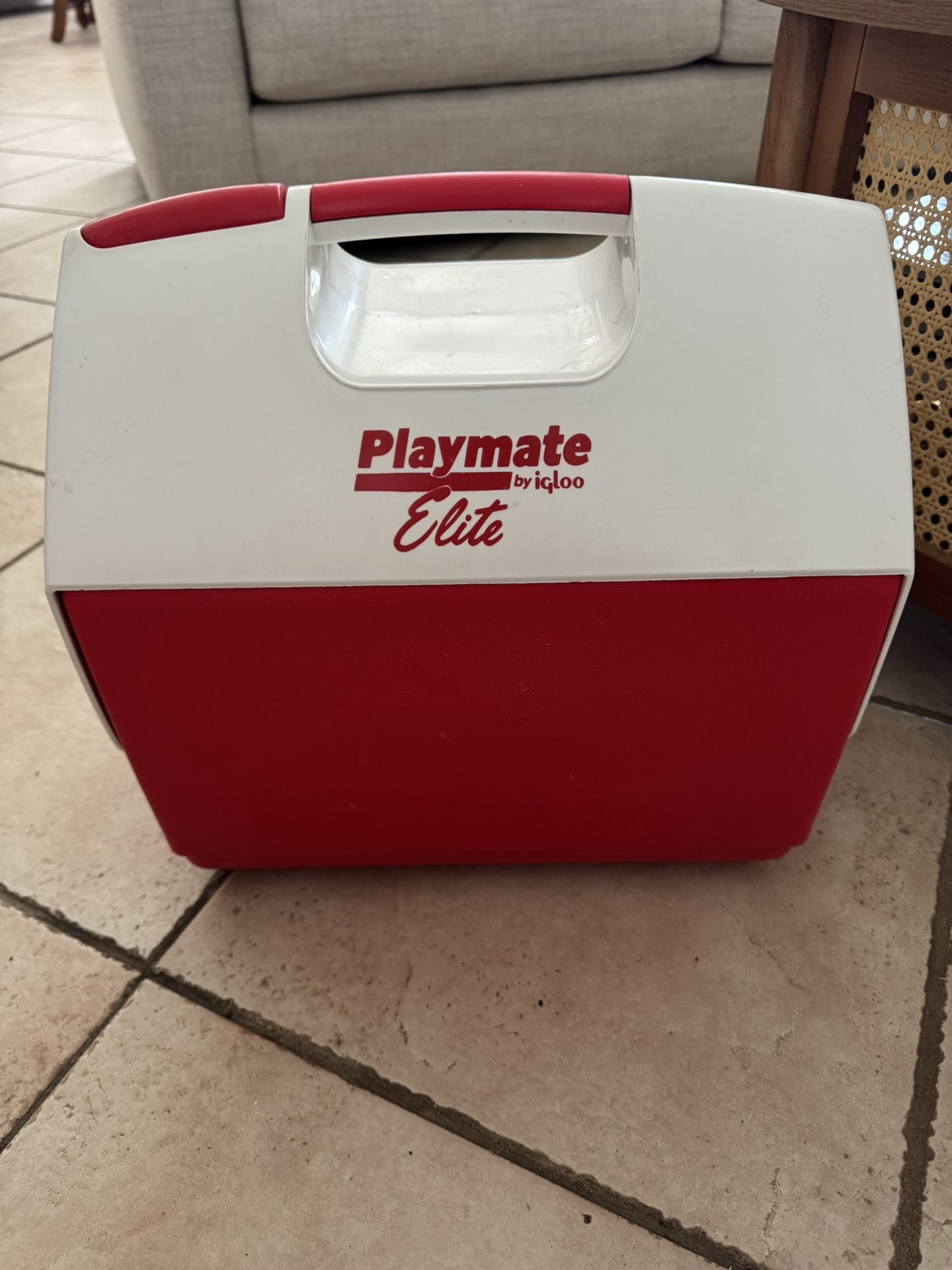 Igloo Playmate Elite 16qt Cooler. 16”T x 15W