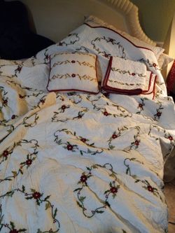 King Size Christmas Quilt Very Nice And Warm Used A Few Times Just At Xmas In New Shape Comes With 3 Pillows And 4 Shams