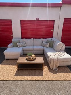 Modern U-Shaped Sectional Sofa – Delivery Available