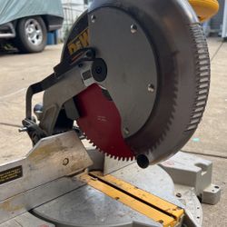 DEWALT 12-Inch Miter Saw, 15-Amp, Single Bevel, Compound (DWS715)