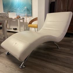 Chaise Lounge In White 