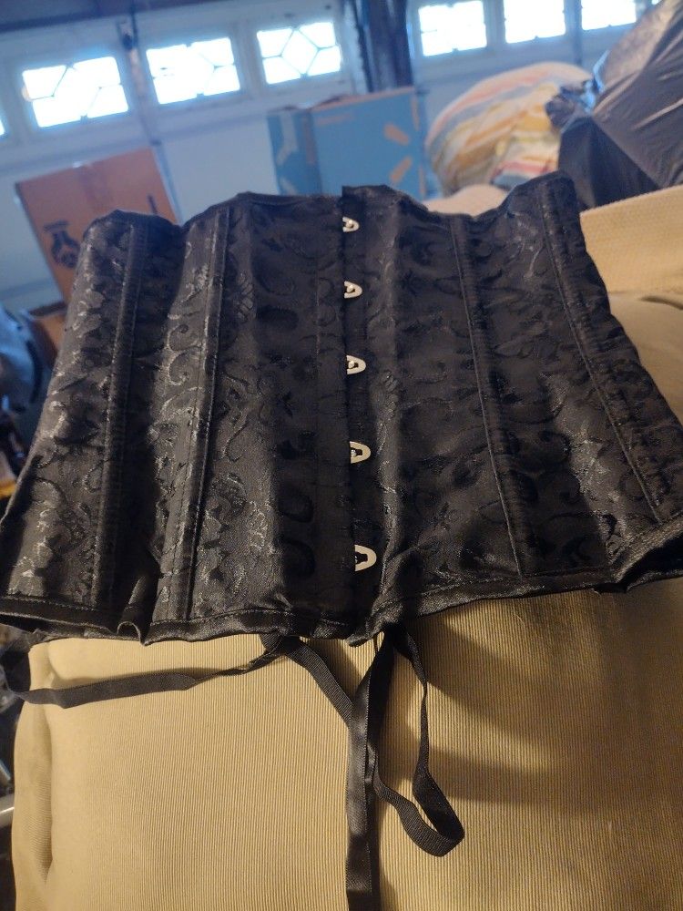 CORSET SIZE MEDIUM SMALL IT'S A SMALL MEDIUM THOUGH