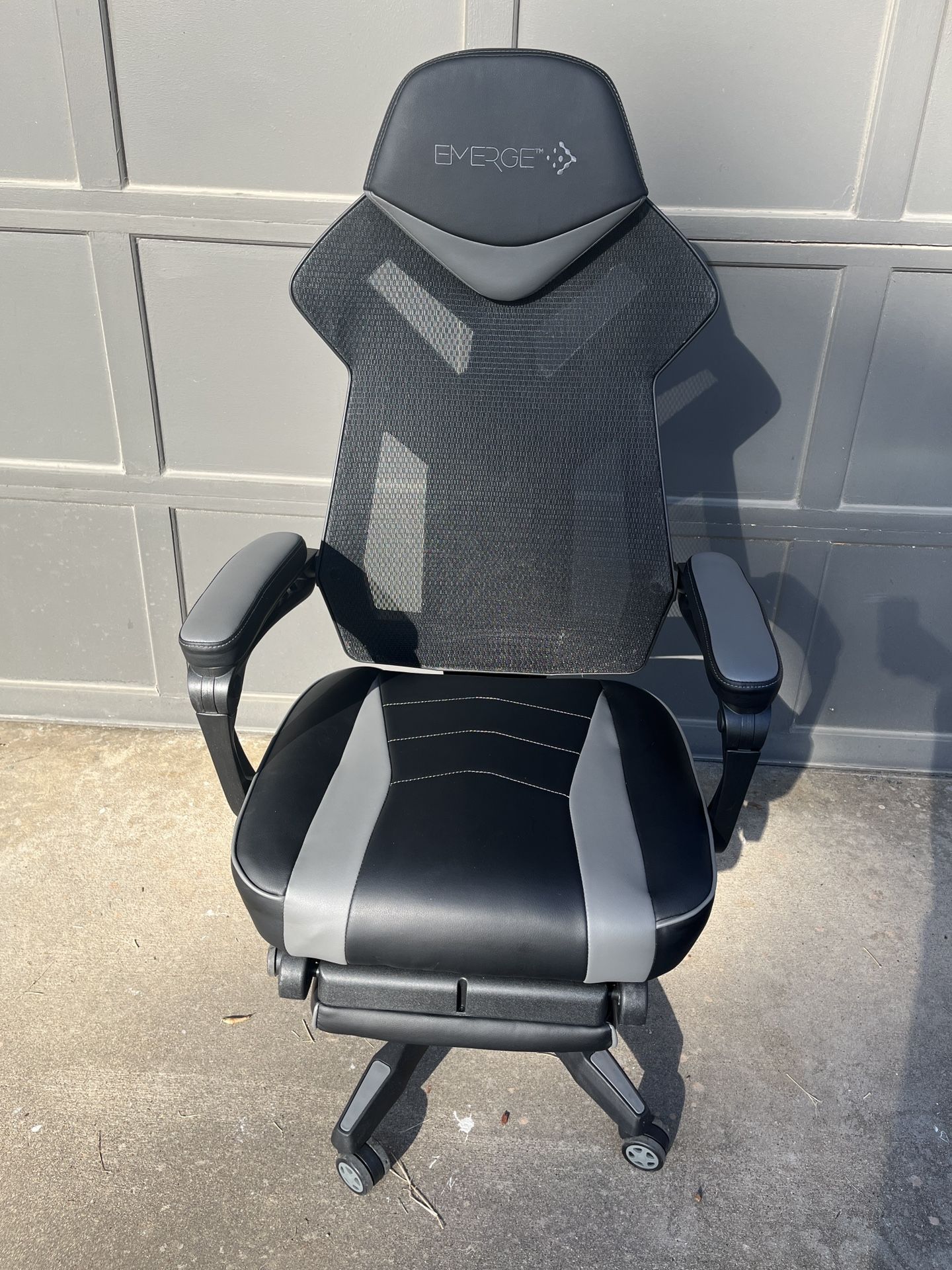 Staples Emerge Vomax Bonded Leather Ergonomic Gaming Chair