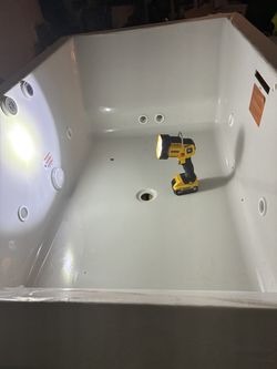Kohler jetted tub.