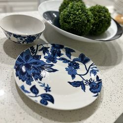 Hermoso Juego de platos floreado . Beautiful 12 plates and 6 Bowls dinnerware