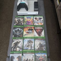 Xbox One Bundle With Games And 2 Controllers.