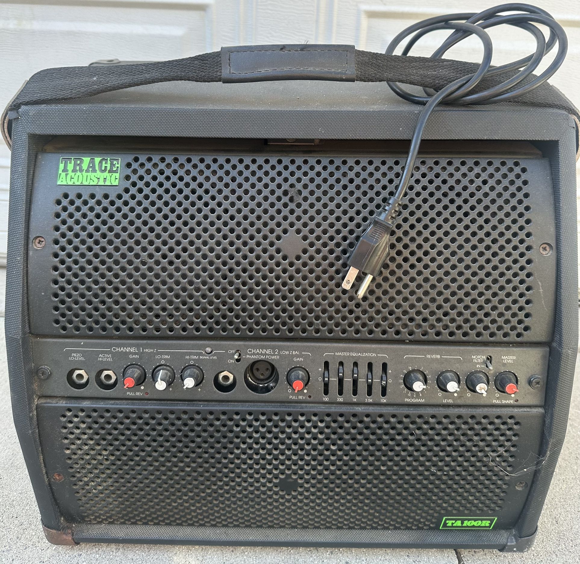 Trace Acoustic TA 100R Amp