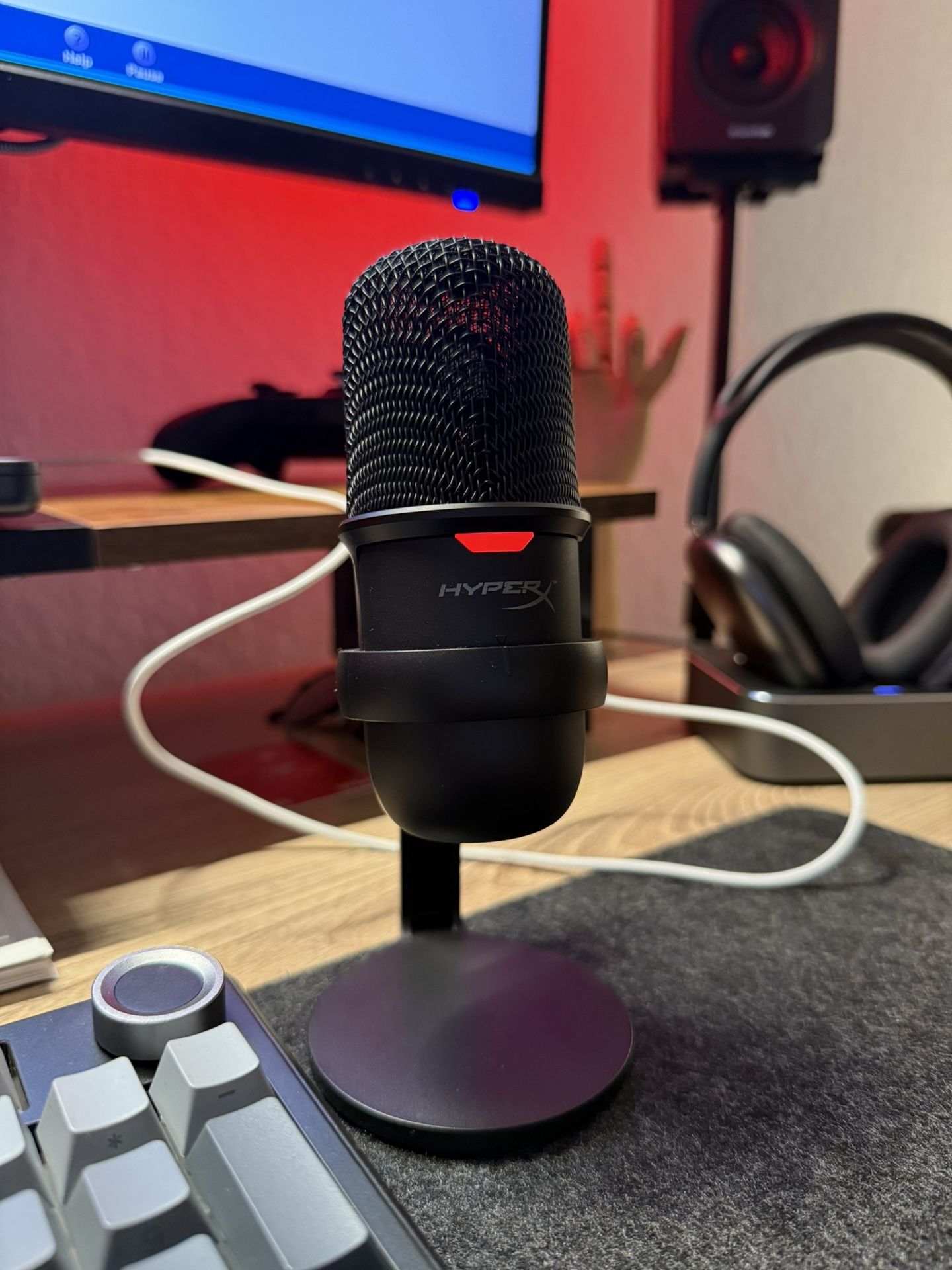 HyperX SoloCast – USB Condenser Gaming Microphone, for PC, PS4, PS5 and Mac, Tap-to-Mute Sensor, Cardioid Polar Pattern