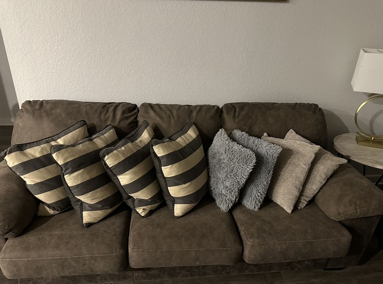 Set of 8 Throw Pillows – Mixed Styles