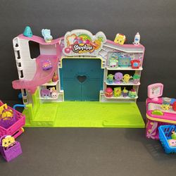 Shopkins Small Mart (32 Shopkins Included)