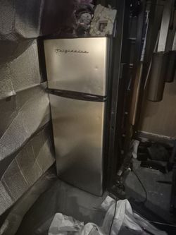 Frigidaire Stainless Steel Top-Freezer Refrigerator