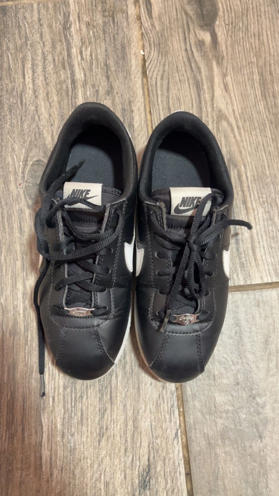Black Nike cortez size 5.5 kids