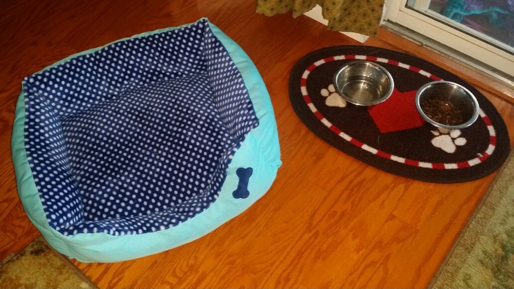 Dog bed, plates and mat