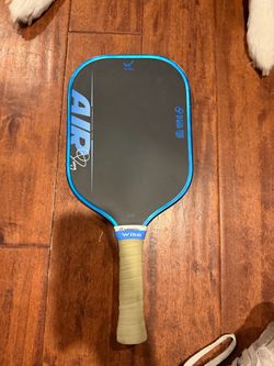 Wika Duong pickleball paddle