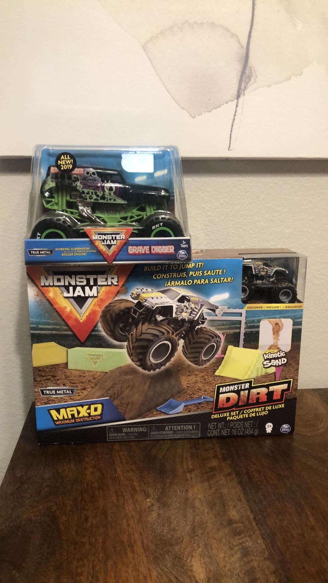 Monster Jam 1:64 Monster Trucks - Max D Monster Dirt Deluxe Set 16oz Dirt Monster Jam Grave Digger Monster Truck 1:24 Scale Die-Cast Vehicle - NEW 2