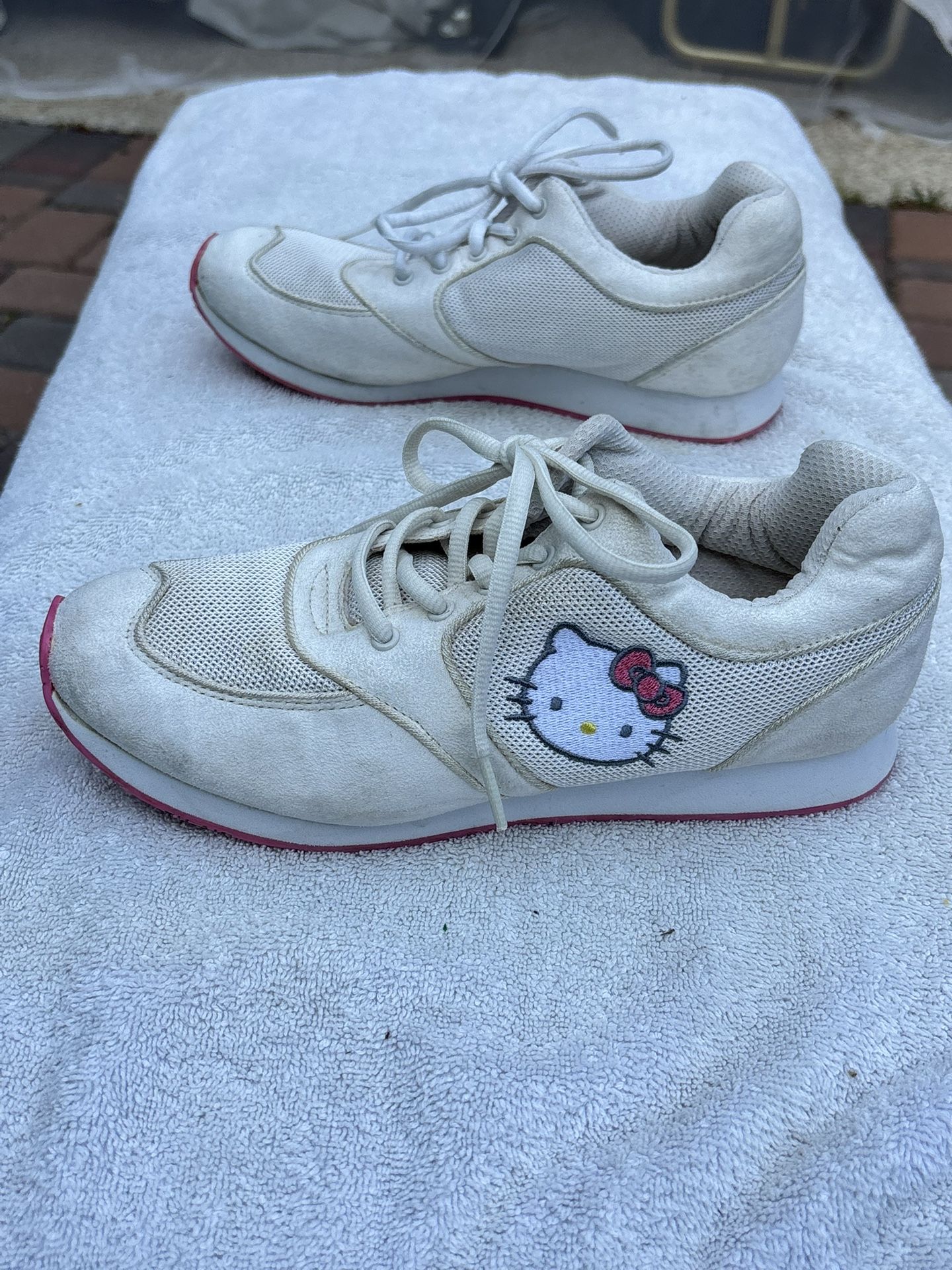 Hello Kitty white sneaker size 8