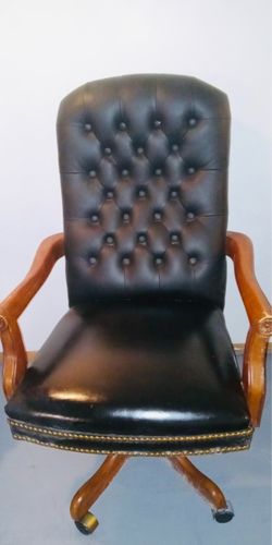 BLACK SWIVEL CHAIR