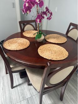 Comedor y cuatro sillas manteles y adorno no incluyen