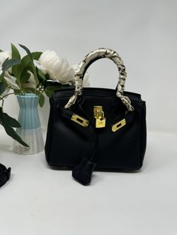 absolutely beautiful black small bag