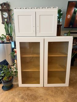 White shaker upper cabinets