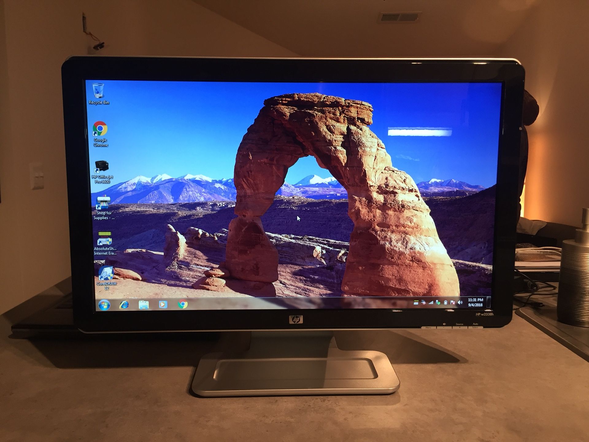 HP W2338H 23” Widescreen LCD Monitor HDMI and Built in Speakers