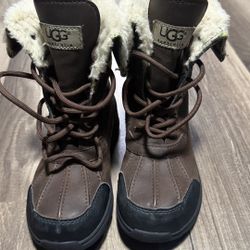 UGG Kids' Butte II Backcountry Camo boot. Size 13 c  