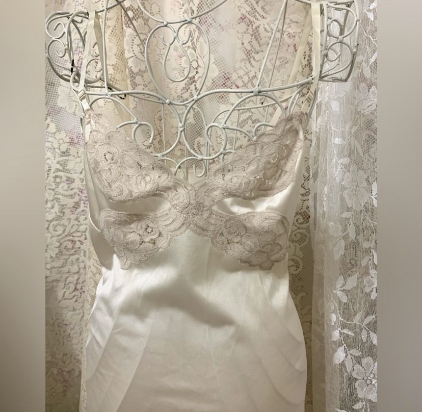 vintage 60's 70's vanity fear nylon Antron- Ill nightgown dress Lace Size 32 L.