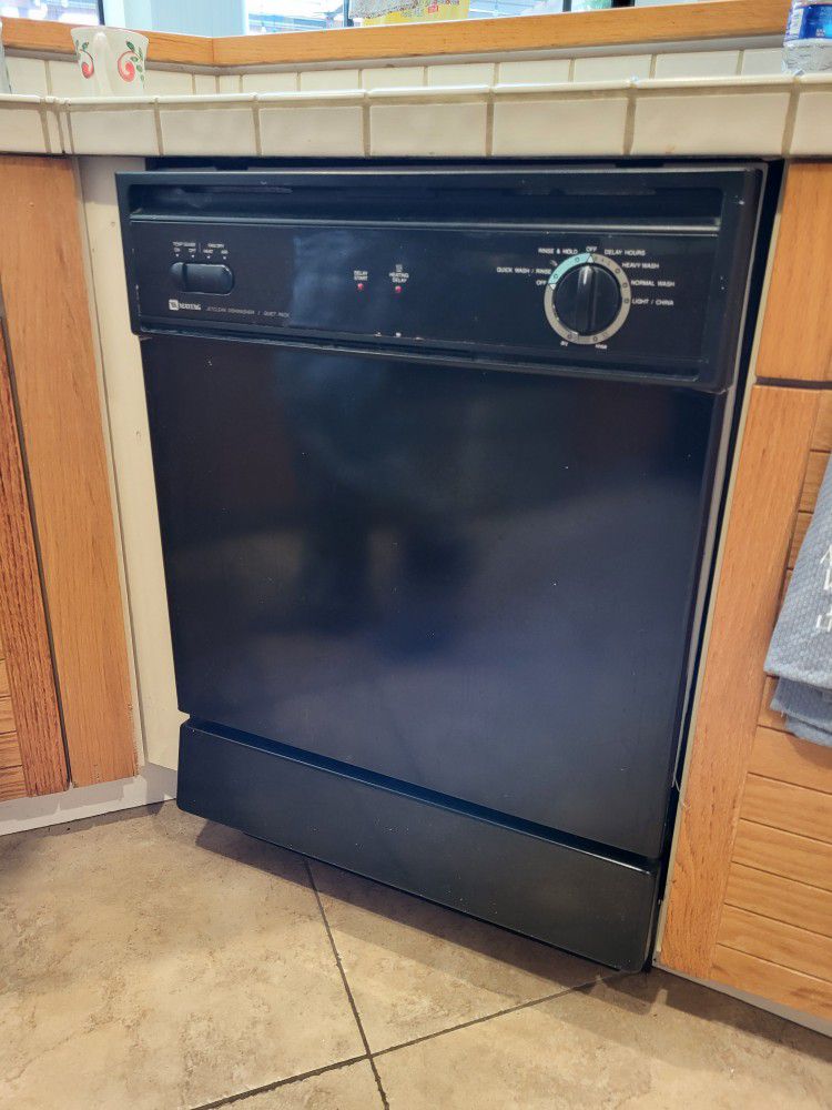 Maytag Dish Washer - Works Well