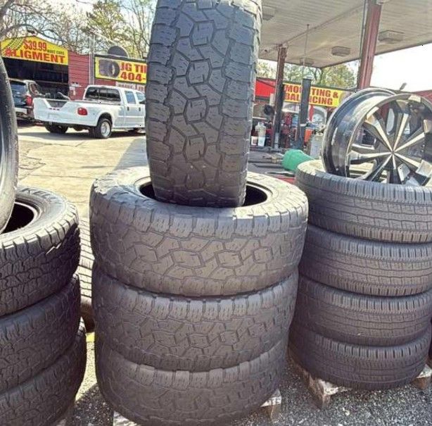 35 X 12.50 R20 Toyo Open Country Set of 4 Used Like New Condition